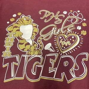 girls love their tigers cheer T-shirt Gildan burgundy red size S